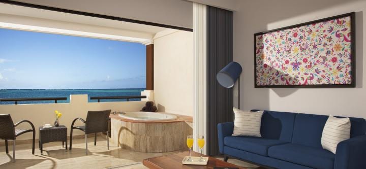 DELUXE JUNIOR SUITE PREFERRED CLUB JUNIOR SUITE OCEAN FRONT